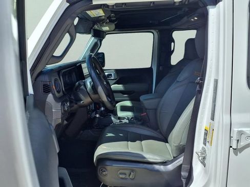 Used 2024 Jeep Gladiator Mojave w/ Technology Group AWD/4WD image 19