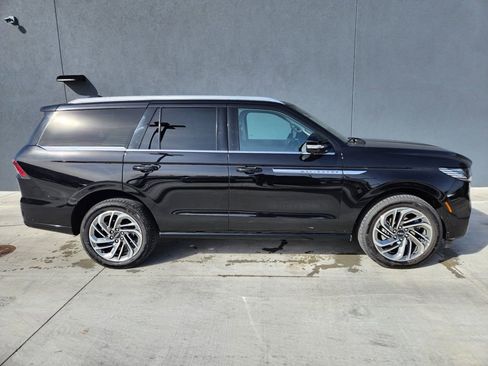 Used 2025 Lincoln Navigator Reserve image 4