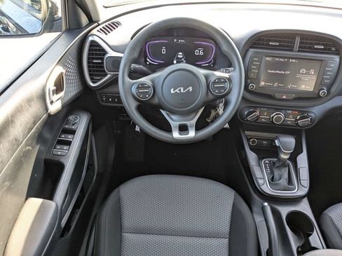 Used 2025 Kia Soul LX w/ LX Technology Package FWD image 15