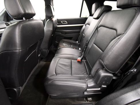 Used 2017 Ford Explorer XLT w/ Equipment Group 202A AWD/4WD image 15
