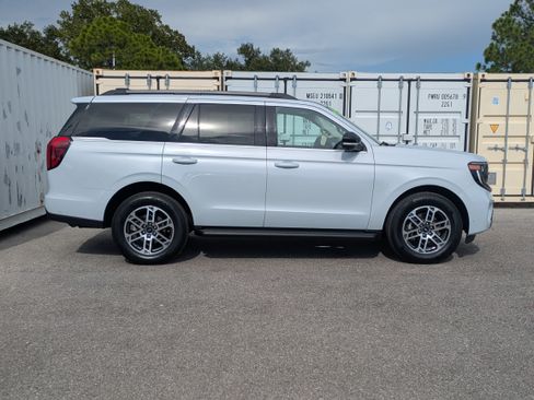 Used 2025 Ford Expedition Active RWD image 4