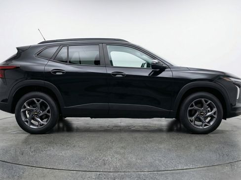 Used 2025 Chevrolet Trax LT w/ LT Convenience Package FWD image 11