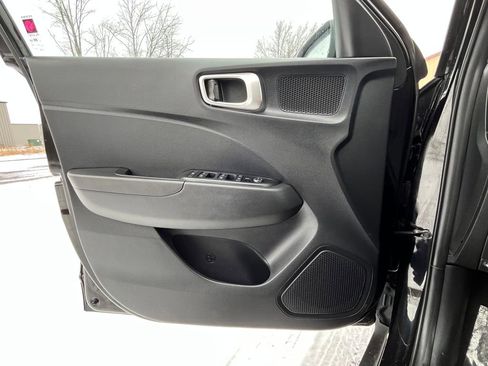 Used 2023 Hyundai Venue SE w/ Cargo Package FWD image 9