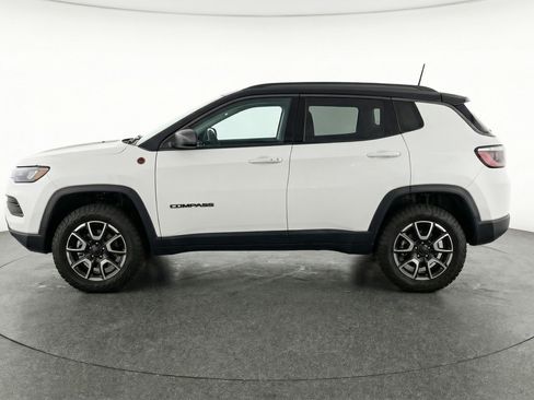Used 2025 Jeep Compass Trailhawk image 5