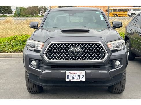 Used 2018 Toyota Tacoma TRD Sport w/ Technology Package image 3