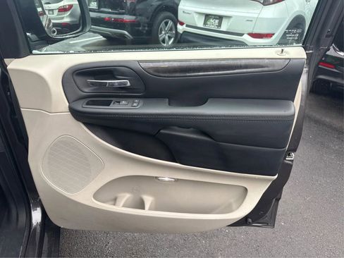 Used 2015 Dodge Grand Caravan SXT w/ Rear Park Assist Package image 20