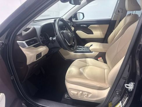Used 2021 Toyota Highlander XLE AWD/4WD image 12