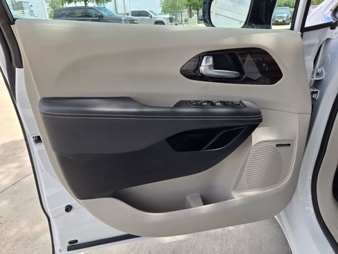 Used 2024 Chrysler Pacifica Limited w/ Uconnect Theater Family Group FWD image 18