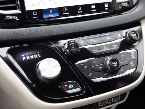 Used 2023 Chrysler Pacifica Touring-L image 14