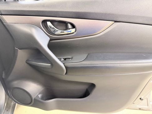 Used 2016 Nissan Rogue SV FWD image 32