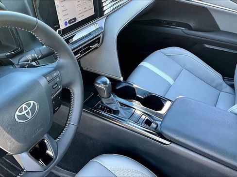 Used 2025 Toyota Camry SE w/ Convenience Package FWD image 18