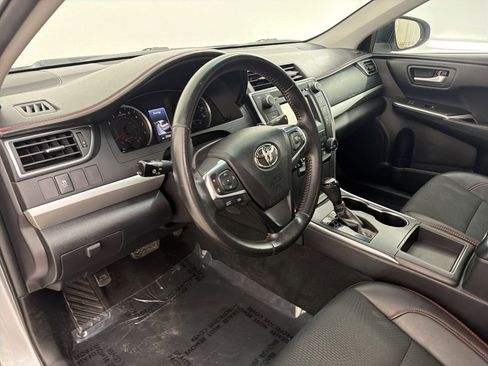 Used 2016 Toyota Camry SE image 4