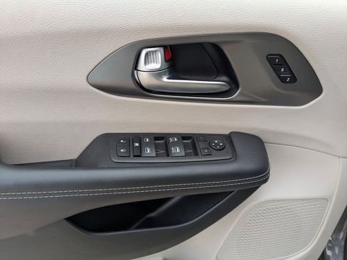 Used 2023 Chrysler Pacifica Touring-L FWD image 22