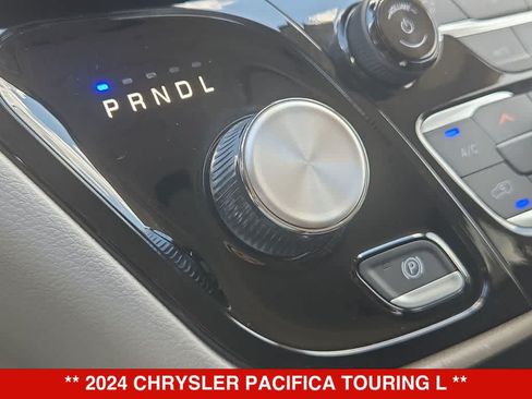Used 2024 Chrysler Pacifica Touring-L FWD image 29