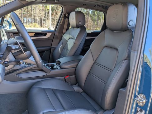 Certified 2025 Porsche Cayenne Coupe AWD/4WD image 5