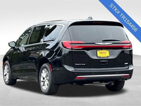 New 2026 Chrysler Pacifica Select image 4