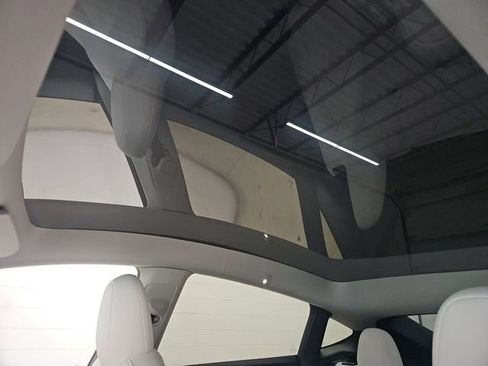 Used 2025 Tesla Model Y Long Range image 3