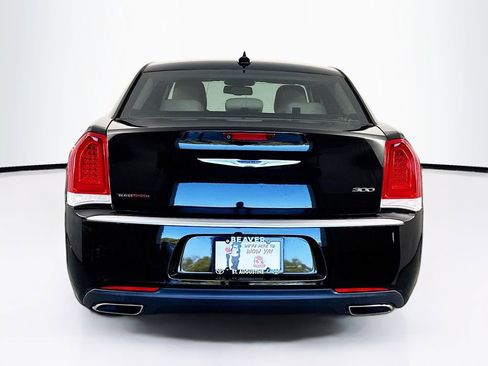 Used 2021 Chrysler 300 Touring w/ Chrome Appearance Package image 8