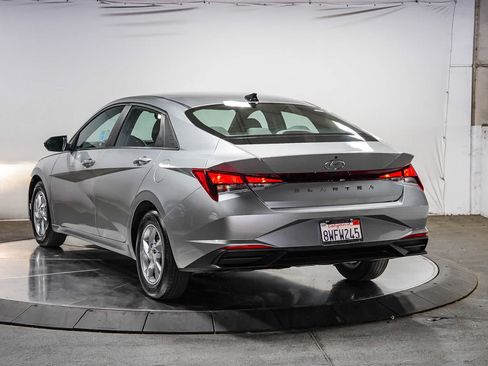 Used 2021 Hyundai Elantra SE FWD image 2