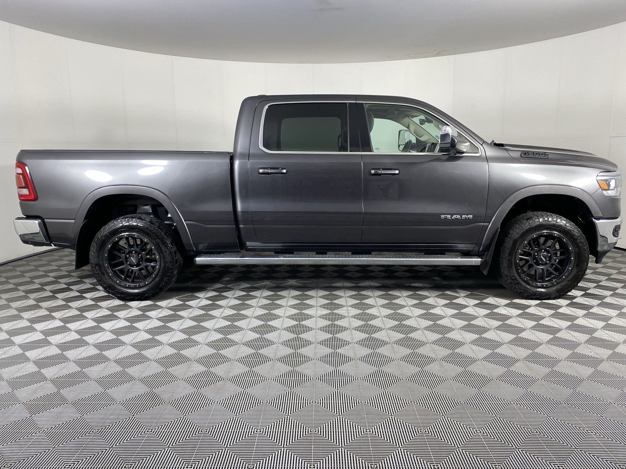 Used 2019 RAM 1500 Laramie AWD/4WD image 12