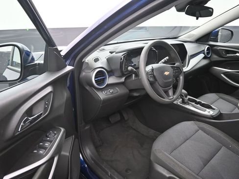 Used 2024 Chevrolet Trax LS w/ LS Convenience Package FWD image 10