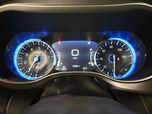 Used 2022 Chrysler Pacifica Touring-L w/ Uconnect Theater Family Group FWD image 12
