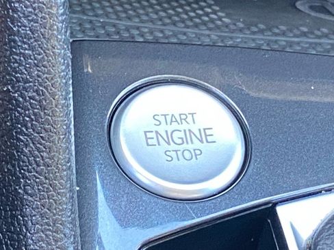 Certified 2022 Volkswagen Tiguan SE w/ Panoramic Sunroof Package image 17