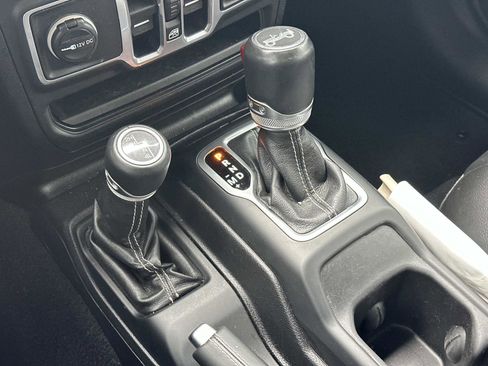 Used 2018 Jeep Wrangler Unlimited Sahara image 31