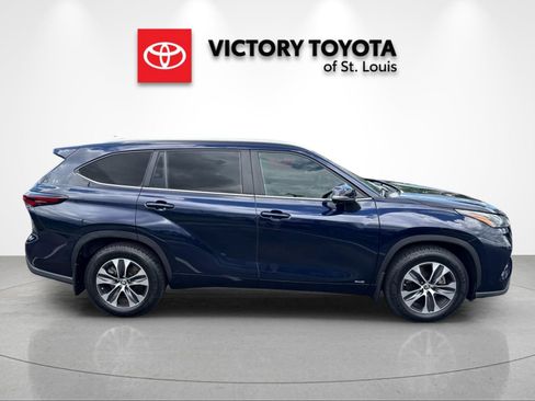 Used 2024 Toyota Highlander XLE AWD/4WD image 2