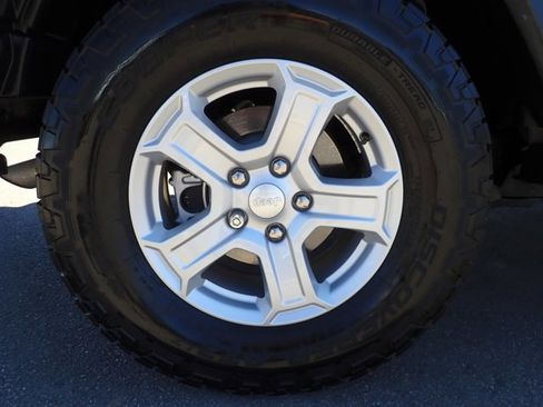 Used 2023 Jeep Wrangler Sport S image 7