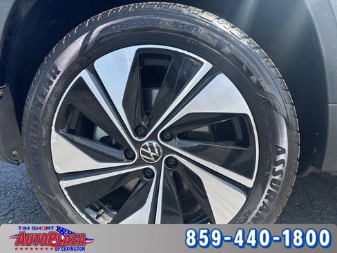 Used 2025 Volkswagen Taos SE AWD/4WD image 6