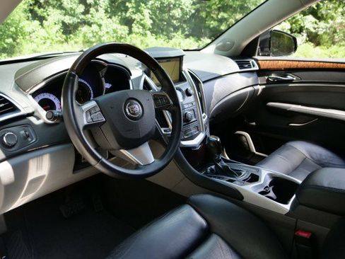 Used 2011 Cadillac SRX Luxury FWD image 2