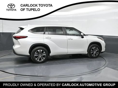 Used 2023 Toyota Highlander XLE FWD image 4