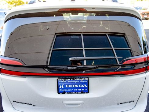 Used 2025 Chrysler Pacifica Limited FWD image 16