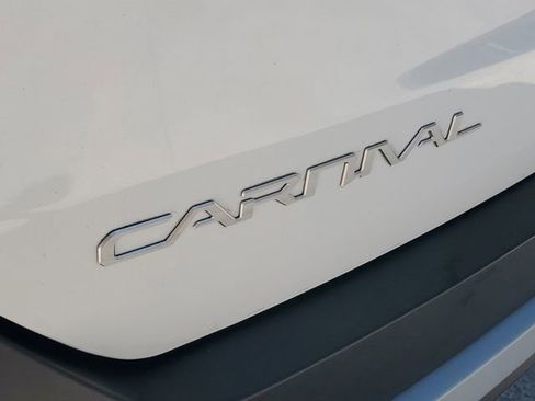 Used 2025 Kia Carnival EX FWD image 8