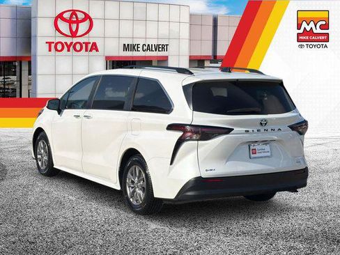 Certified 2025 Toyota Sienna XLE FWD image 3