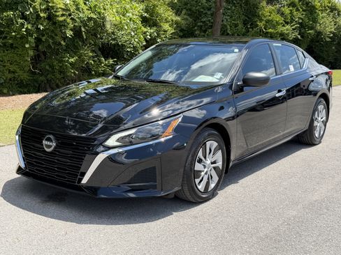 Used 2025 Nissan Altima 2.5 S FWD image 38