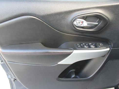 Used 2017 Jeep Cherokee Trailhawk image 10