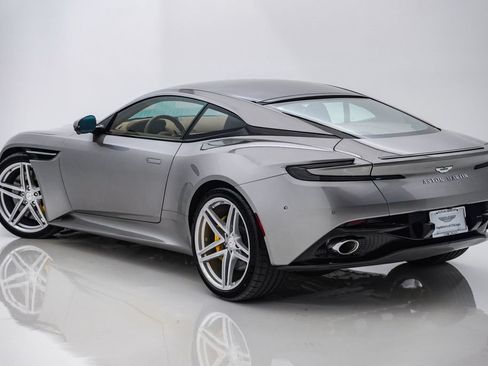 Used 2025 Aston Martin DB12 Coupe RWD image 10