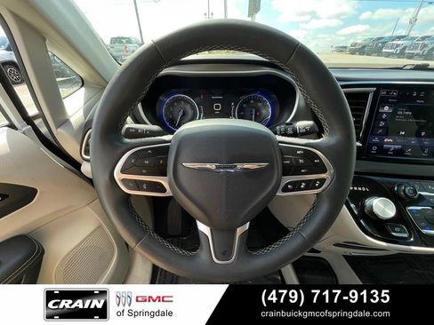 Used 2024 Chrysler Pacifica Touring-L FWD image 14