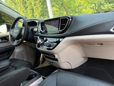 Used 2023 Chrysler Pacifica Touring-L FWD image 23