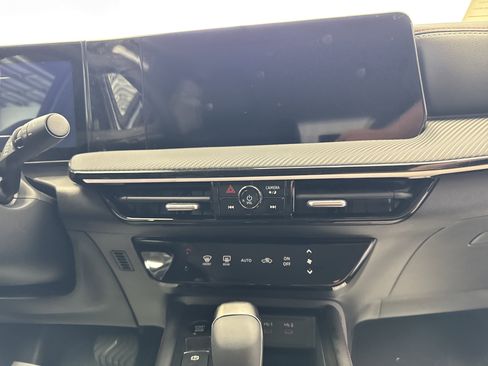 New 2025 Nissan Kicks SR image 13