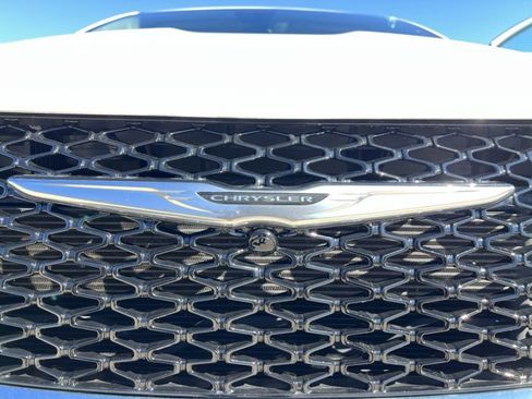 Used 2024 Chrysler Pacifica Touring-L image 31