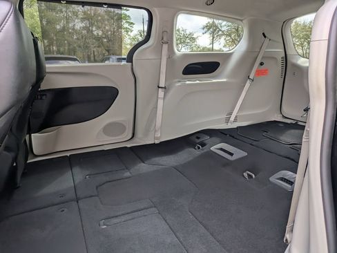 Used 2024 Chrysler Pacifica Touring-L FWD image 5