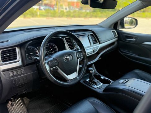 Used 2018 Toyota Highlander XLE AWD/4WD image 17
