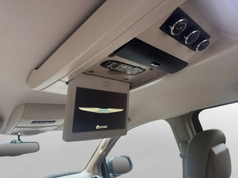 Used 2016 Chrysler Town & Country Touring FWD image 23