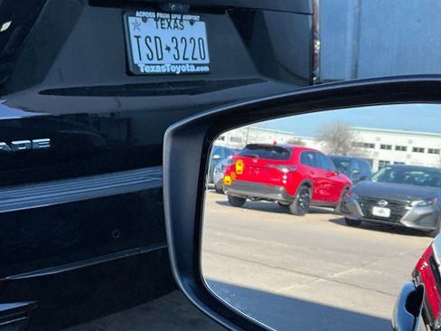 Used 2025 Nissan Versa SV image 18