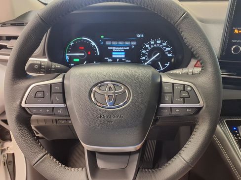 New 2026 Toyota Sienna XLE image 21