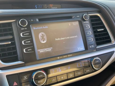 Used 2018 Toyota Highlander XLE w/ Carpet Mat Package (TMS) FWD image 12
