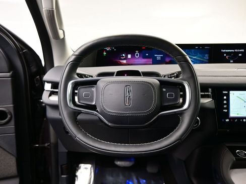 Used 2025 Lincoln Navigator Reserve image 21